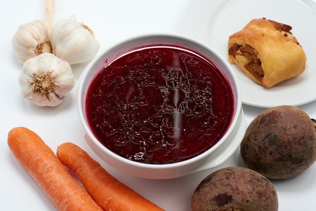 barszcz czerwony + szaszłyk z kurczaka, pieczonej papryki, pieczarki i cebuli + ryż z warzywami + sałatka z rukoli i pomidora