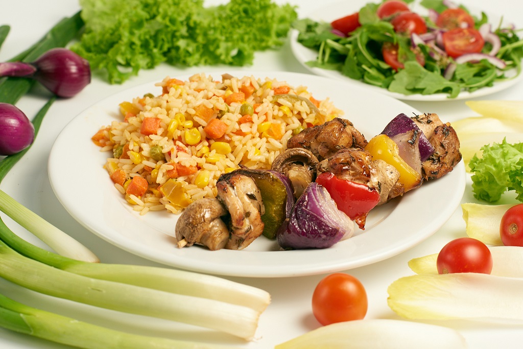 barszcz czerwony + szaszłyk z kurczaka, pieczonej papryki, pieczarki i cebuli + ryż z warzywami + sałatka z rukoli i pomidora