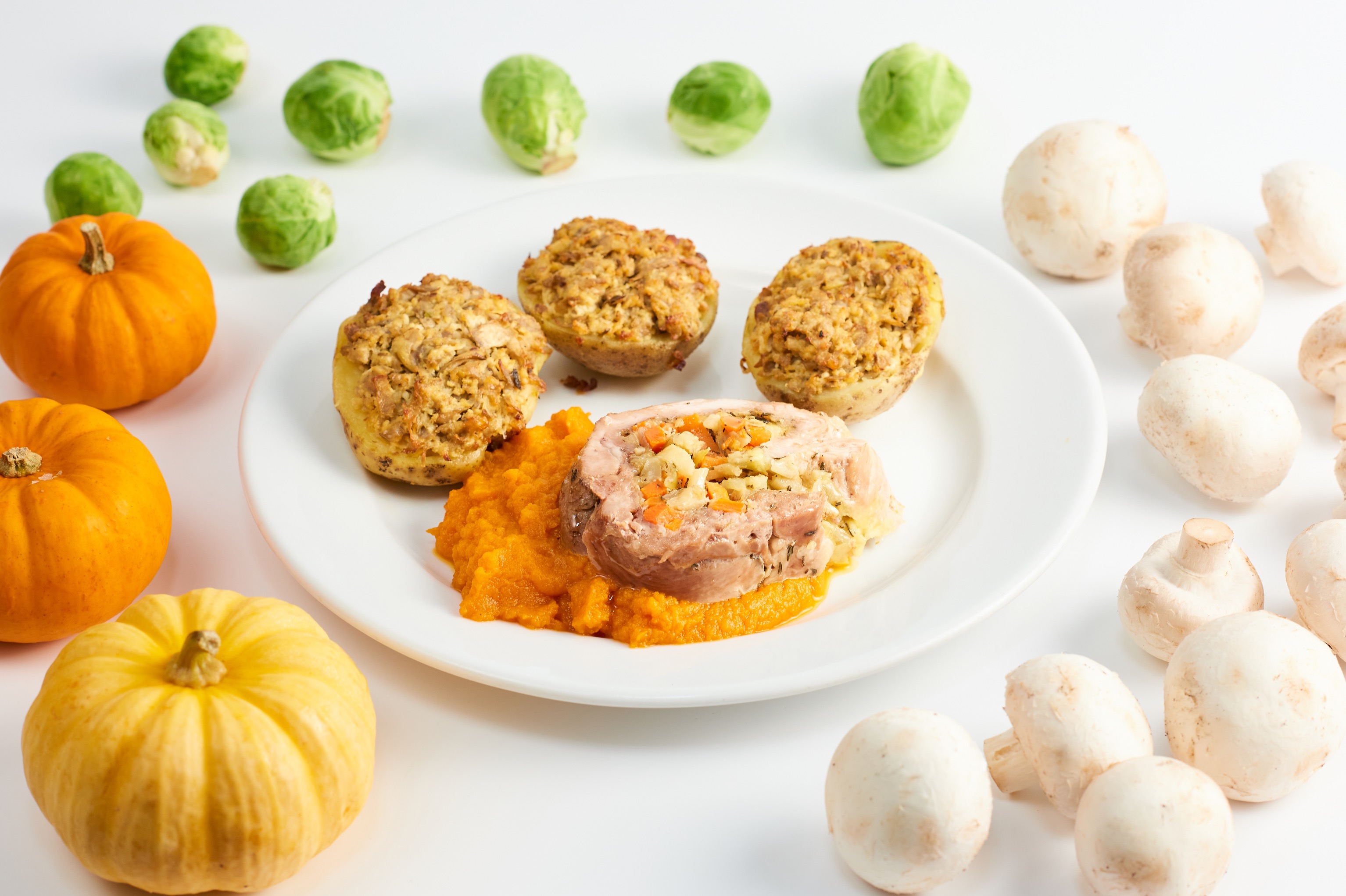 zupa krem z buraka + rolada z indyka z warzywami na musie marchewkowo- imbirowym + ziemniaki faszerowane pieczarką