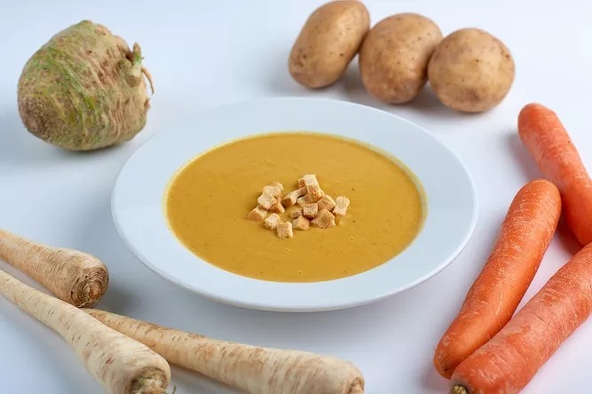 pomidorowa z makaronem, gulasz wieprzowy, ziemniaki, surówka colesław