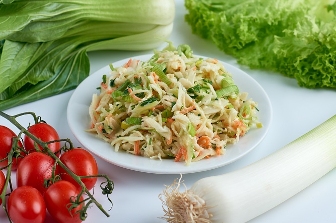 zupa fasolowa, pieczone udko z kurczaka z sosem pieczarkowym ziemniaki, surówka z pora 