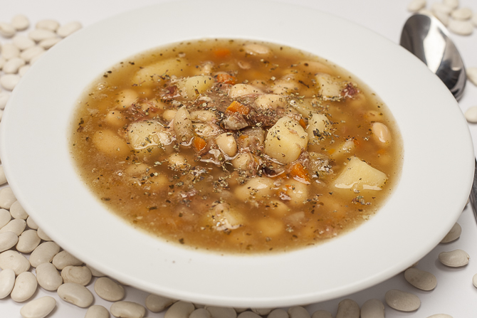 zupa fasolowa, pieczone udko z kurczaka z sosem pieczarkowym ziemniaki, surówka z pora 